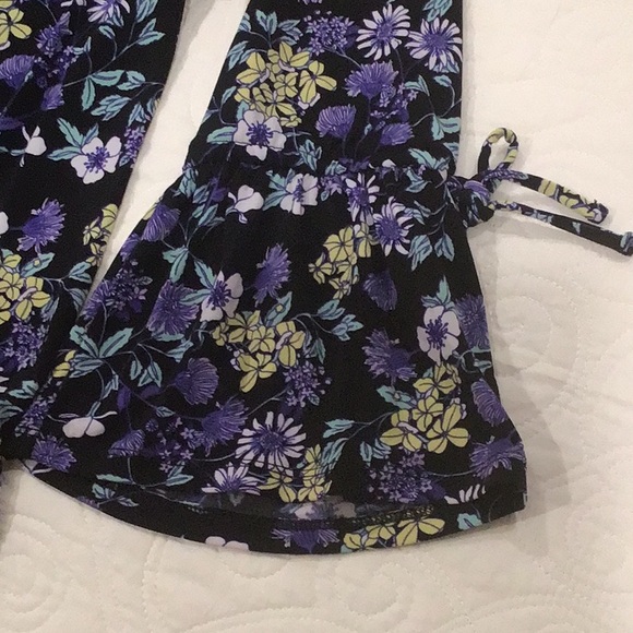 Liz Claiborne Black Floral Blouse Flare Sleeve with decorative tie Size M - Picture 7 of 9